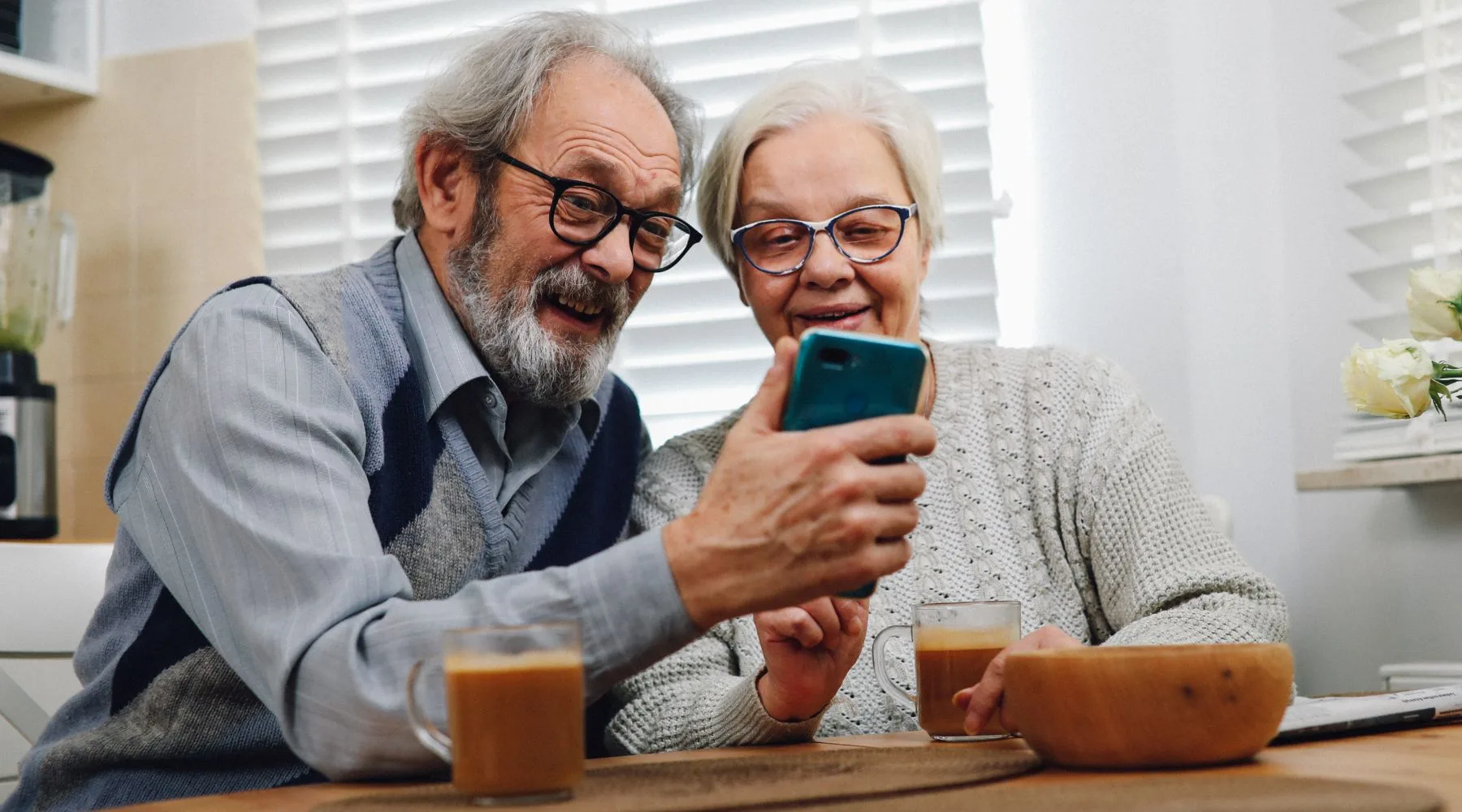 ElderlyCoupleUsingSmartphone_supplied_1800x1000 ElderlyCoupleUsingSmartphone_supplied_1800x1000