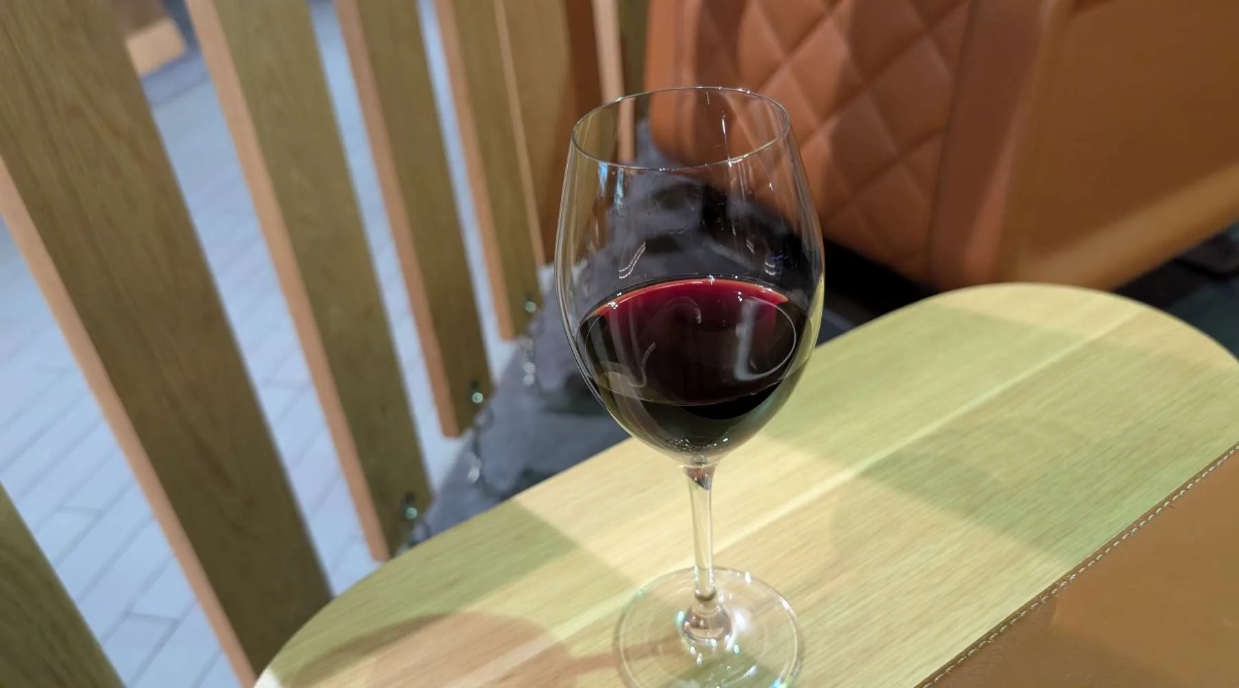 QantasWineUpgrade_AngusKidman_1800x1000