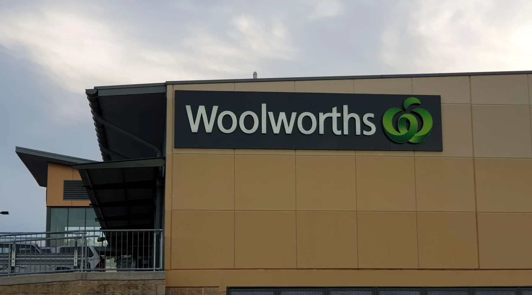 Woolworths Qantas iPhone deal: Easily score 20,000 Qantas Points