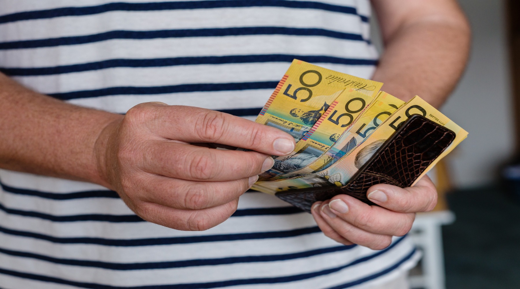 Man counting money_GettyImages_1800x1000