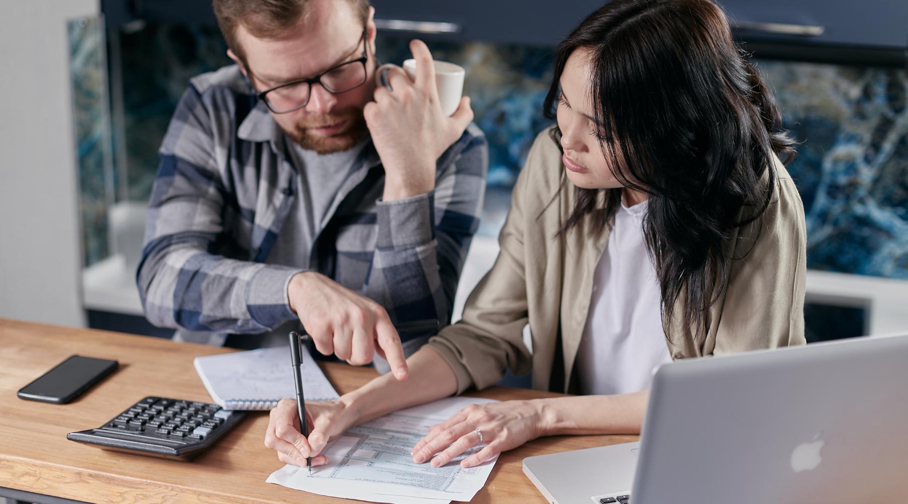 Aussies looking at finances_Canva_1800x1000