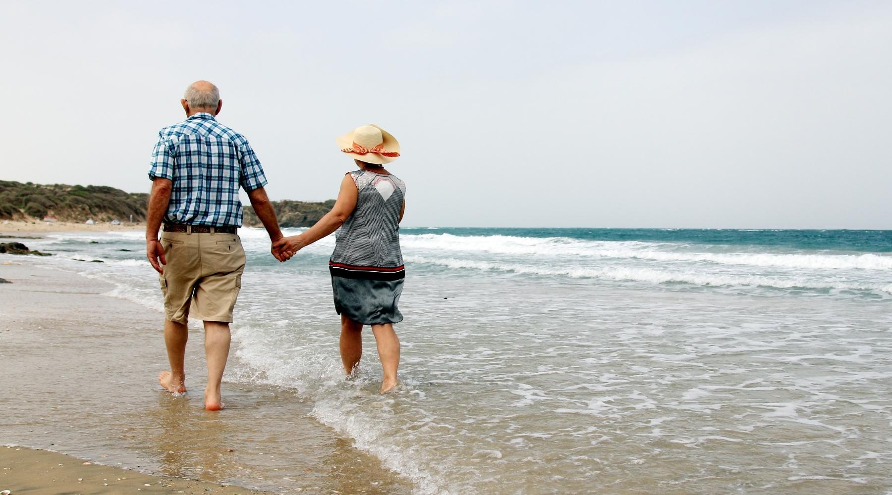 Couple at beach_Canva_1800x1000