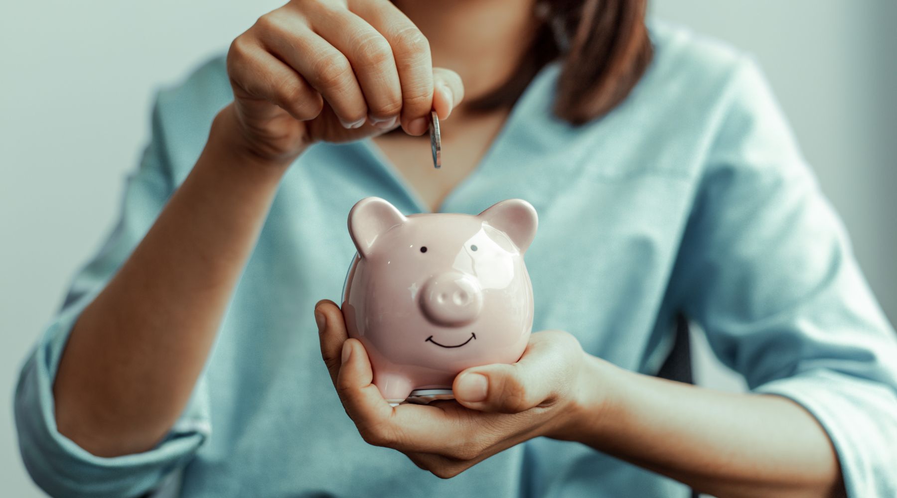 Money in piggy bank_Canva_1800x1000