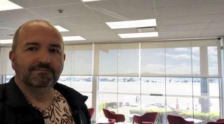 Angus Kidman in a Qantas lounge