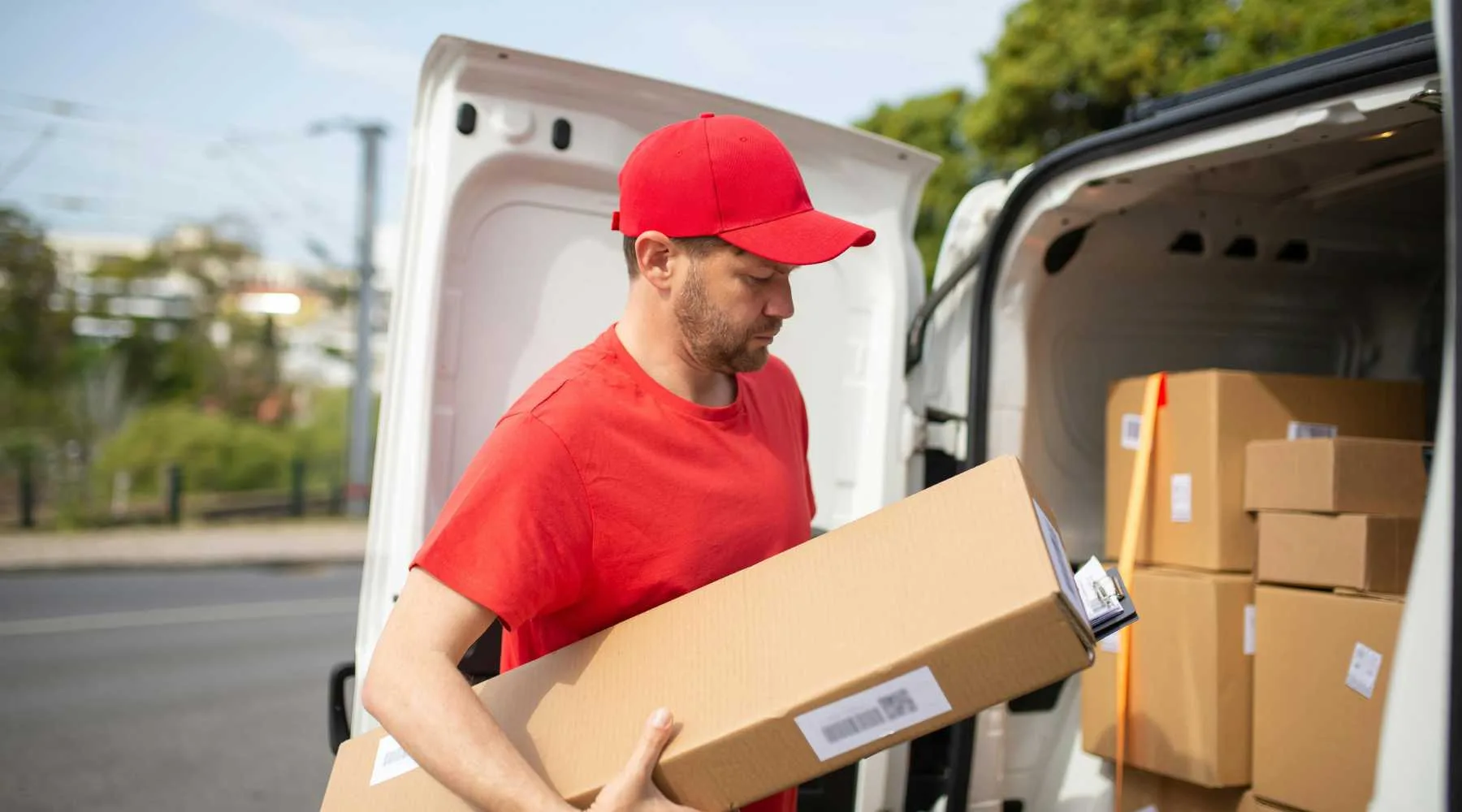 Parcel theft_Canva_1800x1000