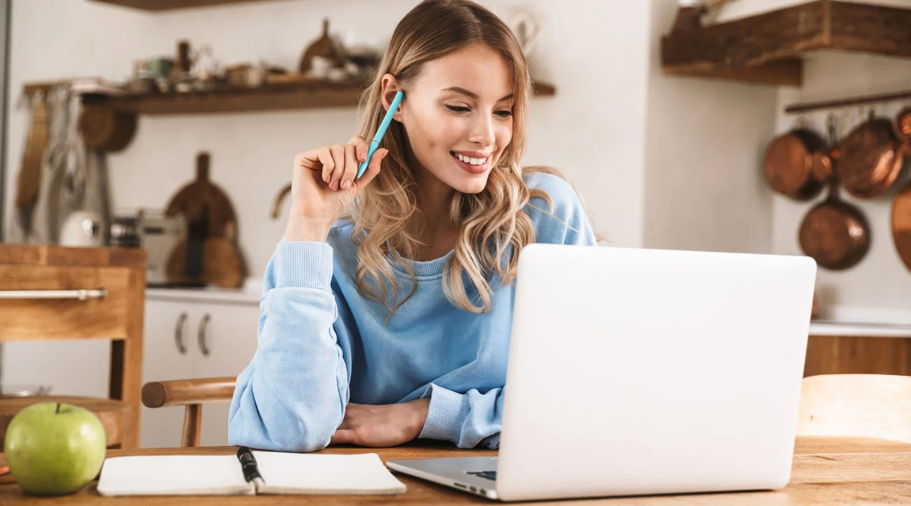 Woman_Investing_Via_Laptop_Canva_1800x1000