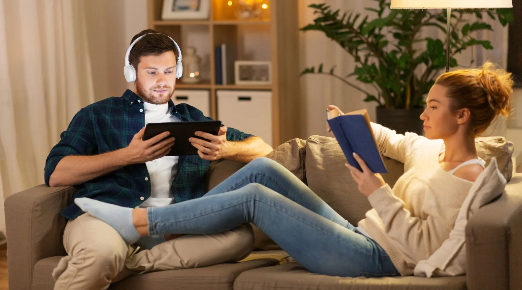 CoupleRelaxing_Canva_1800x1000 CoupleRelaxing_Canva_1800x1000