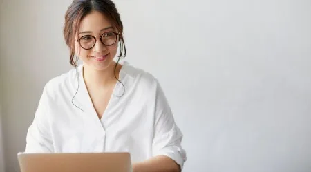 A woman investing on her laptop