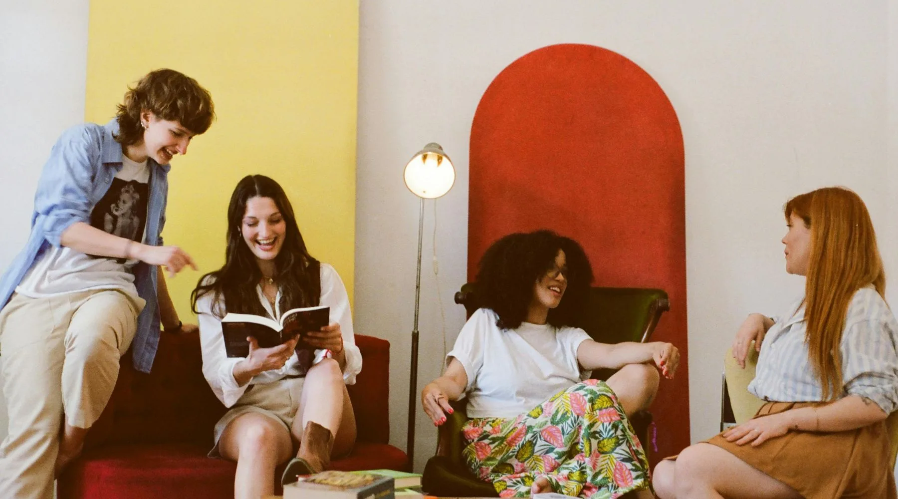 Adults in living room_Canva_1800x1000 Adults in living room_Canva_1800x1000