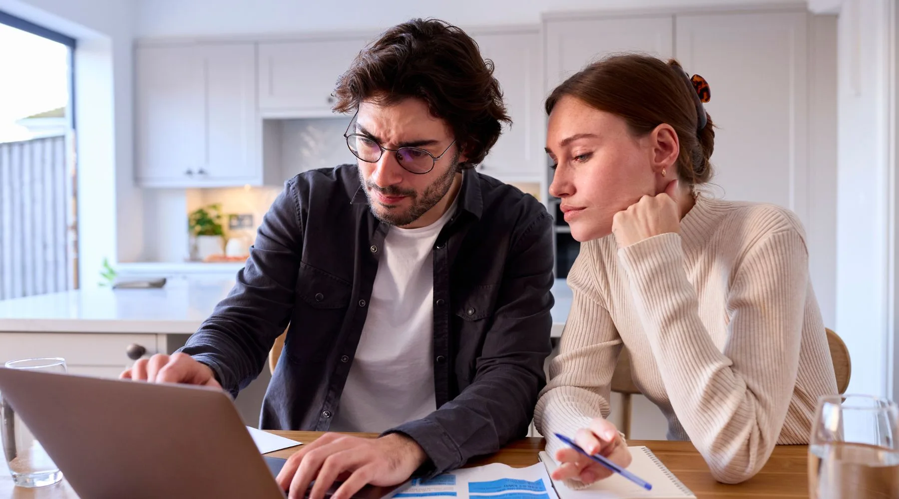 CoupleOnComputer_1800x1000_Canva