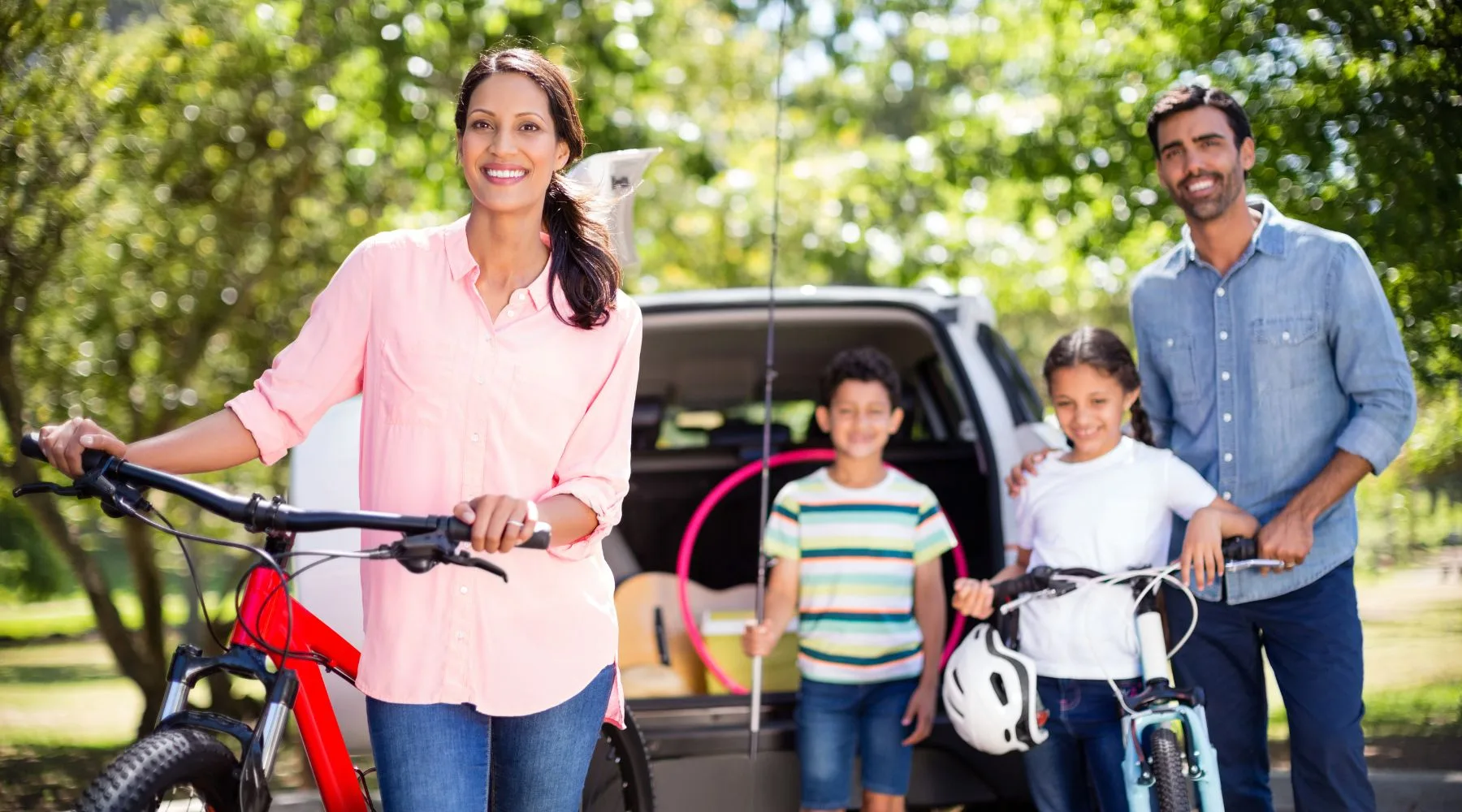 Family_With_Bikes_In_Park_Canva_1800x1000