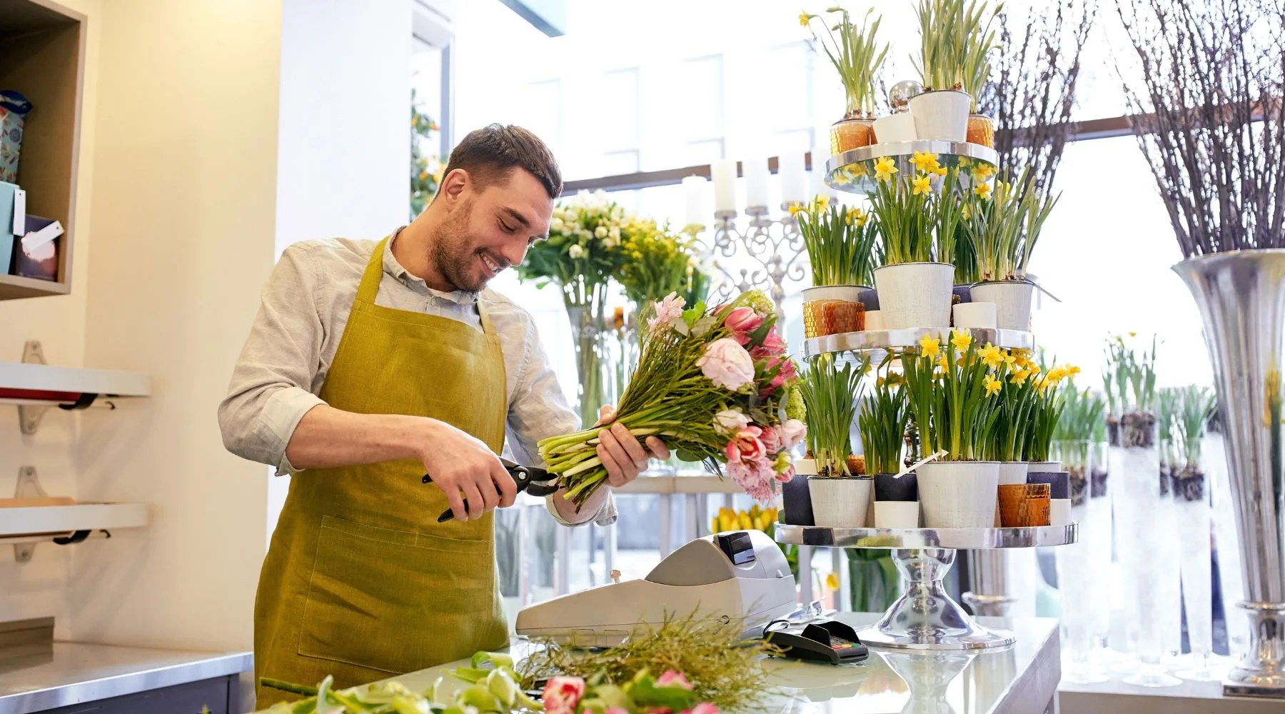 Male_Florist_Trimming_Flowers_In_Store_Canva_1800x1000