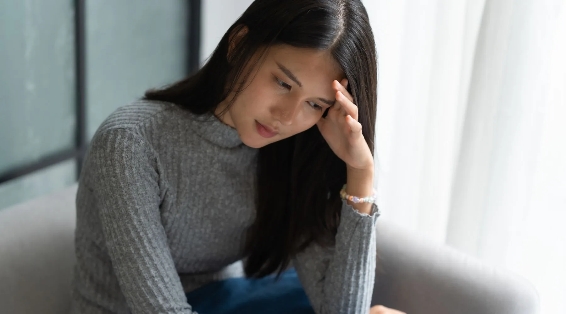 Woman looking regretful_Canva_1800x1000 Woman looking regretful_Canva_1800x1000