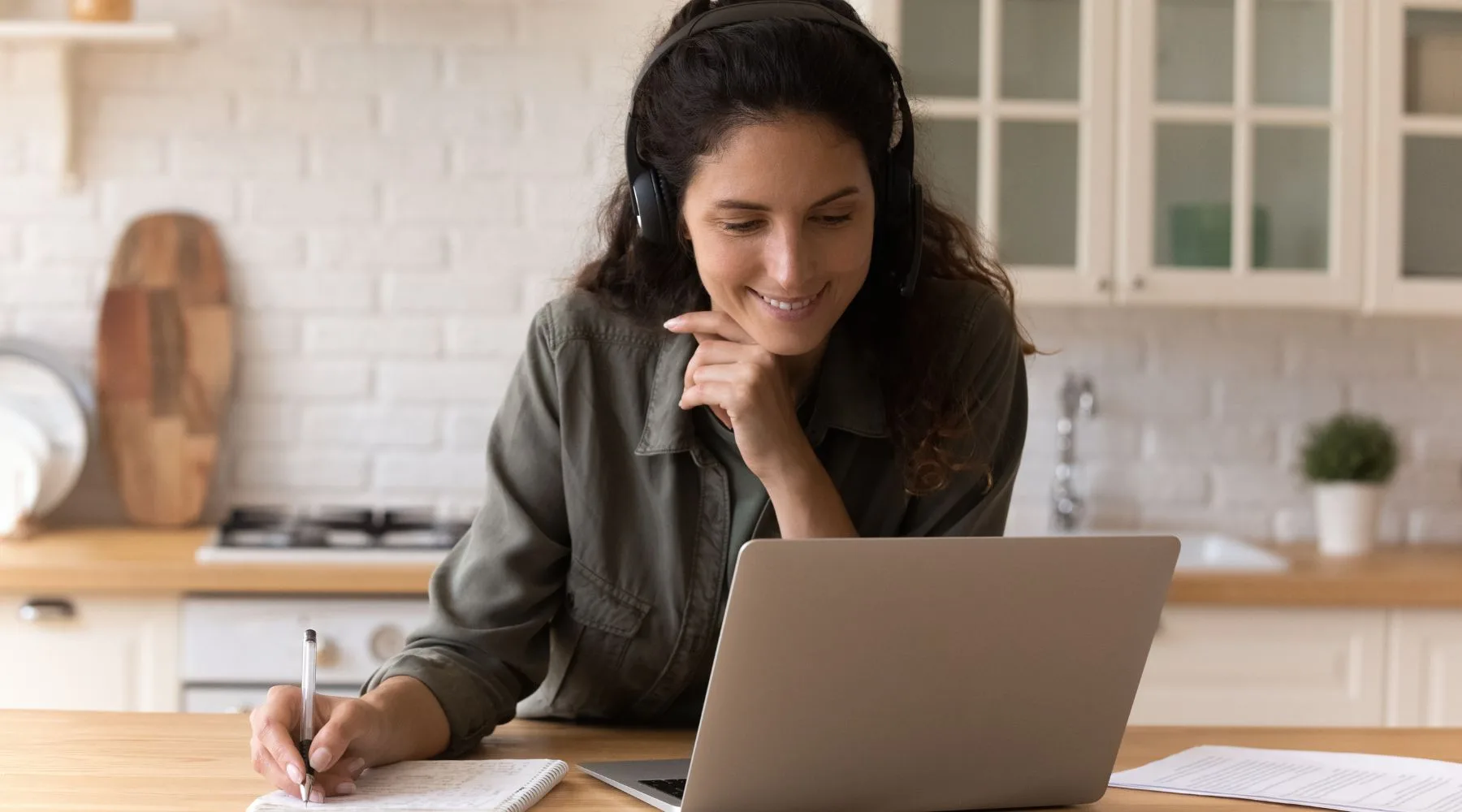 Millennial_Woman_Taking_Call_Online_Canva_1800x1000