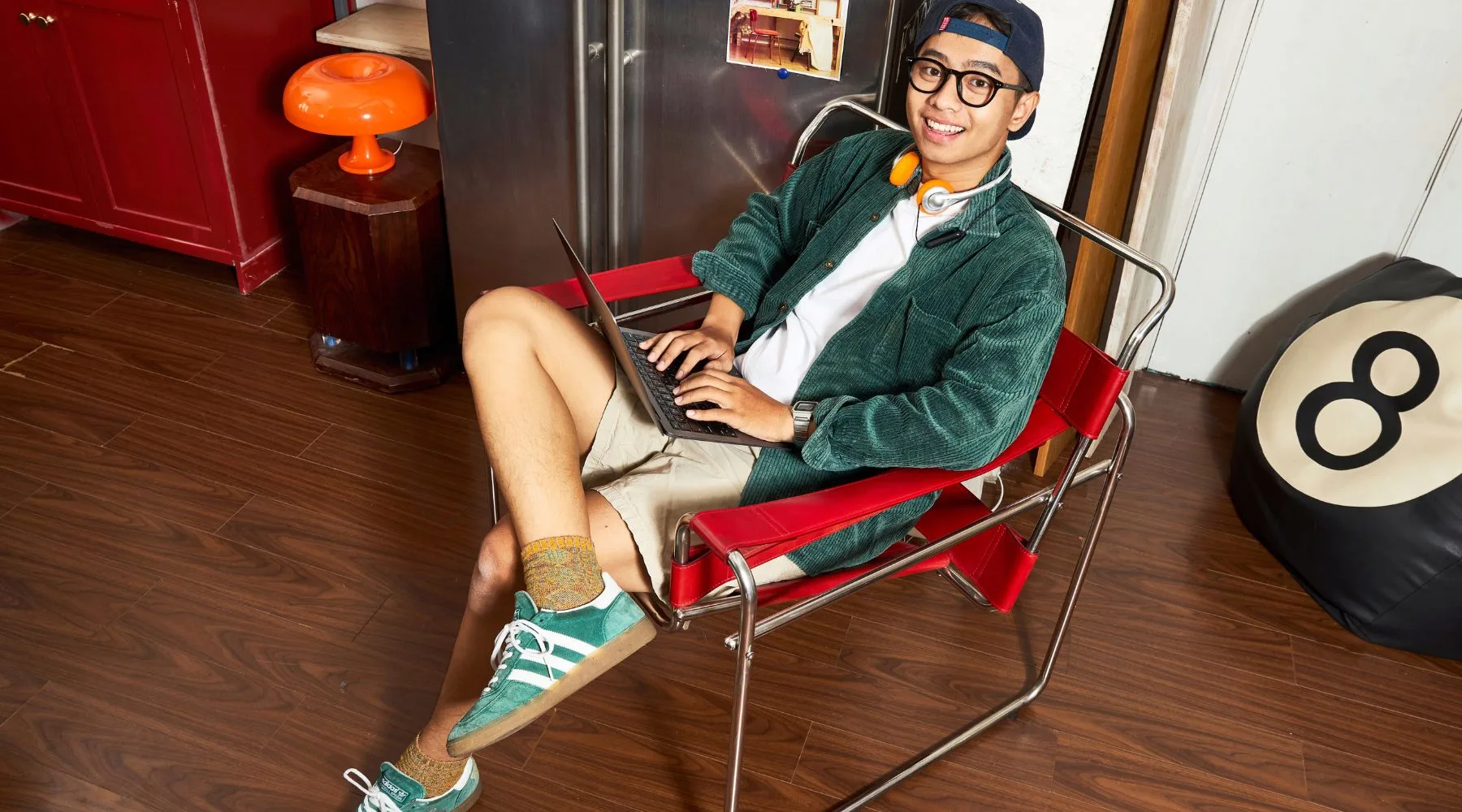 Young_Man_Investing_on_Laptop_Canva_1800x1000