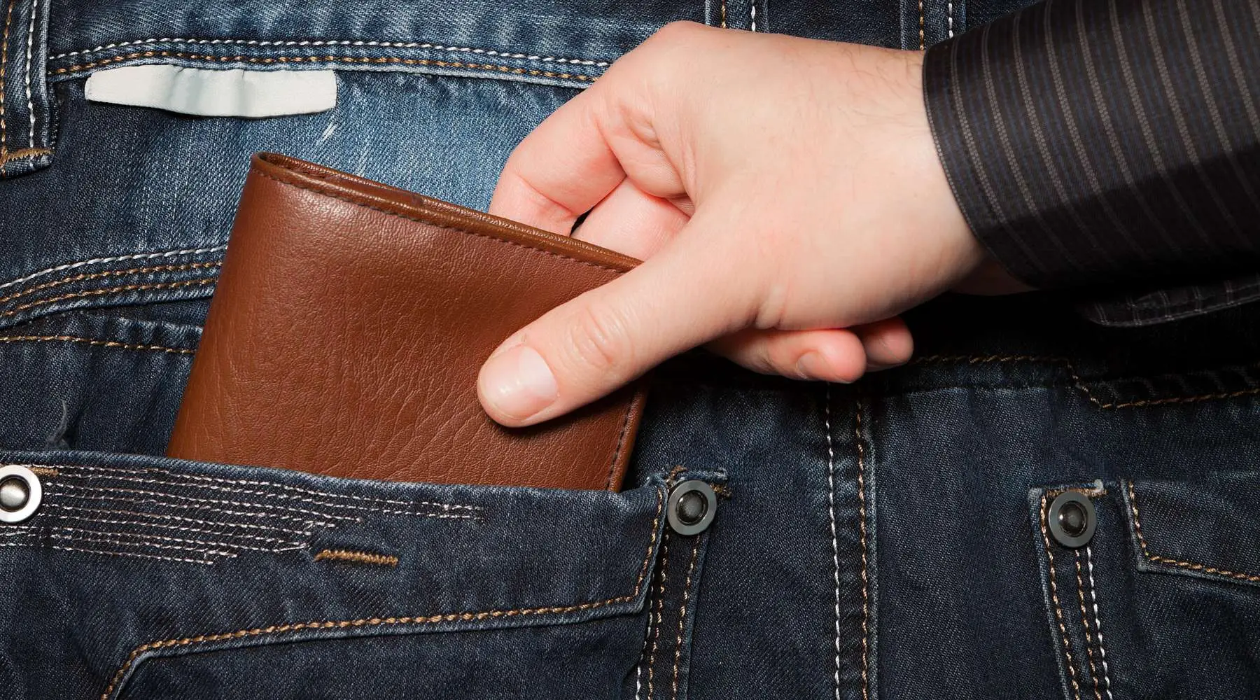 StealingWallet_1800x1000 StealingWallet_1800x1000