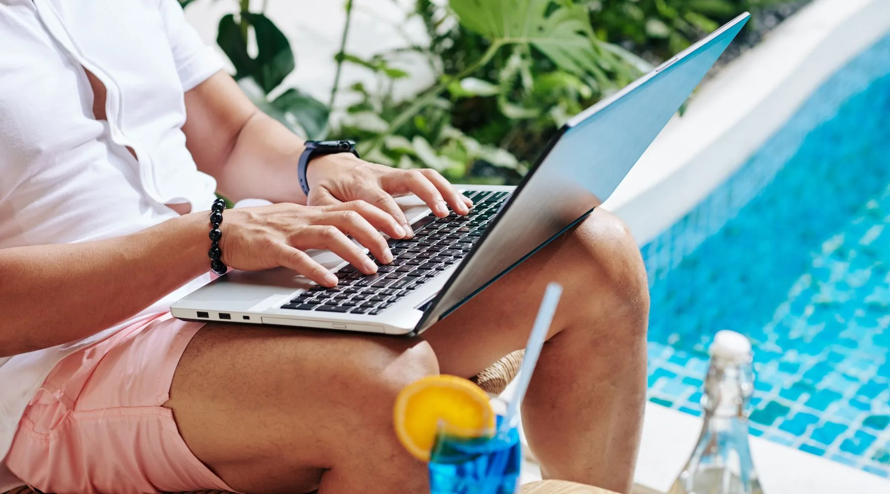 Summer_Holiday_Trading_On_Laptop_Canva_1800x1000 Summer_Holiday_Trading_On_Laptop_Canva_1800x1000