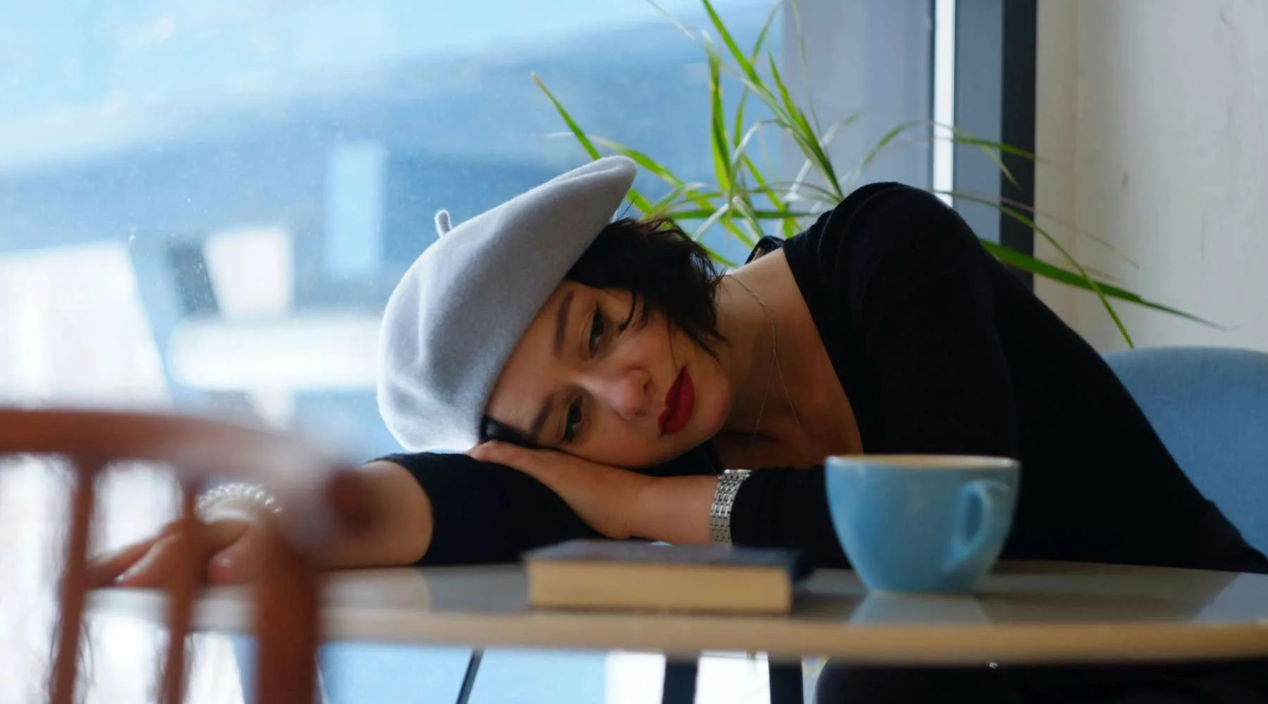WomanBoredWaiting_1800x1000