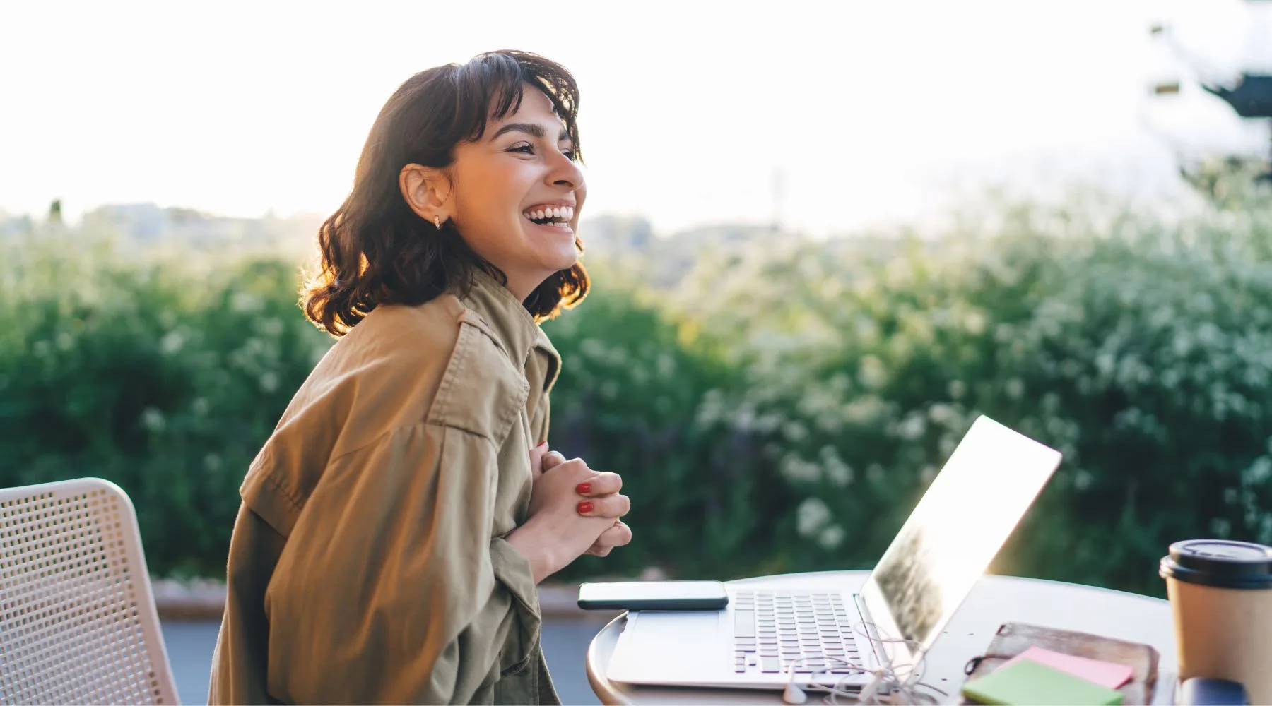 Woman_Trading_On_Laptop_Outdoors_Canva_1800x1000 Woman_Trading_On_Laptop_Outdoors_Canva_1800x1000