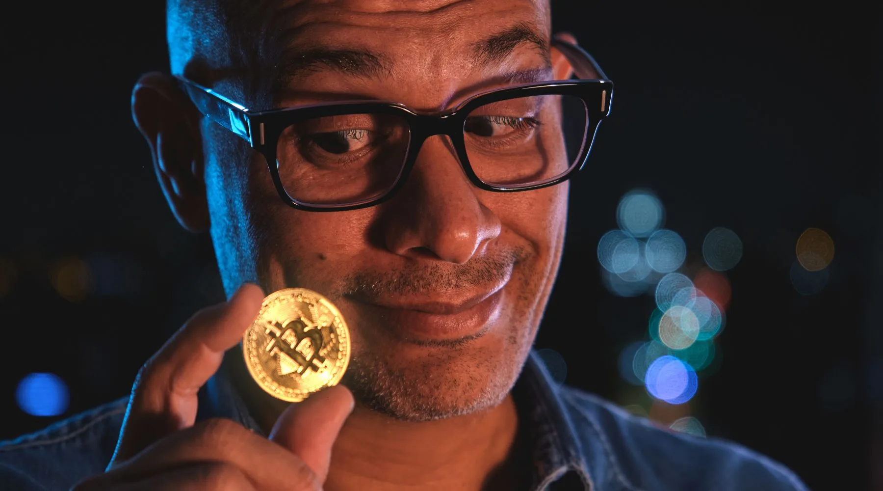 Man_Holding_And_Looking_At_Bitcoin_Canva_1800x1000 Man_Holding_And_Looking_At_Bitcoin_Canva_1800x1000