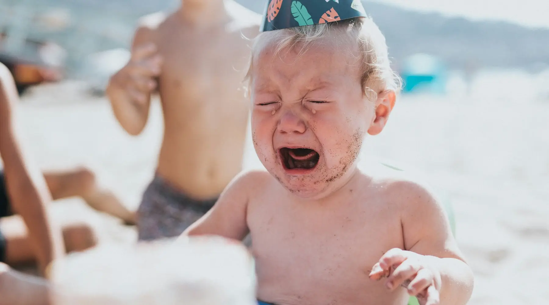 Baby crying beach sand_Unsplash_1800x1000 Baby crying beach sand_Unsplash_1800x1000