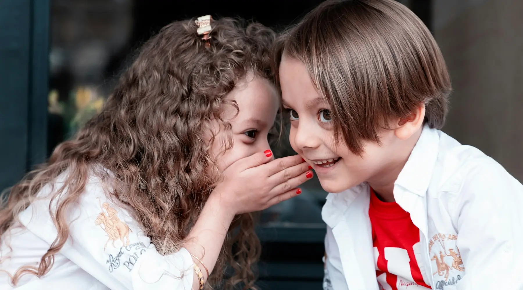 Kids secret children_Unsplash_1800x1000 Kids secret children_Unsplash_1800x1000