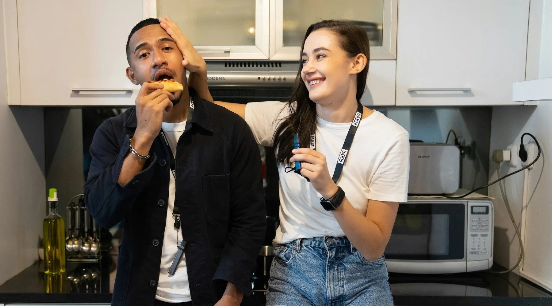 Man eating woman couple kitchen_Unsplash_1800x1000 Man eating woman couple kitchen_Unsplash_1800x1000