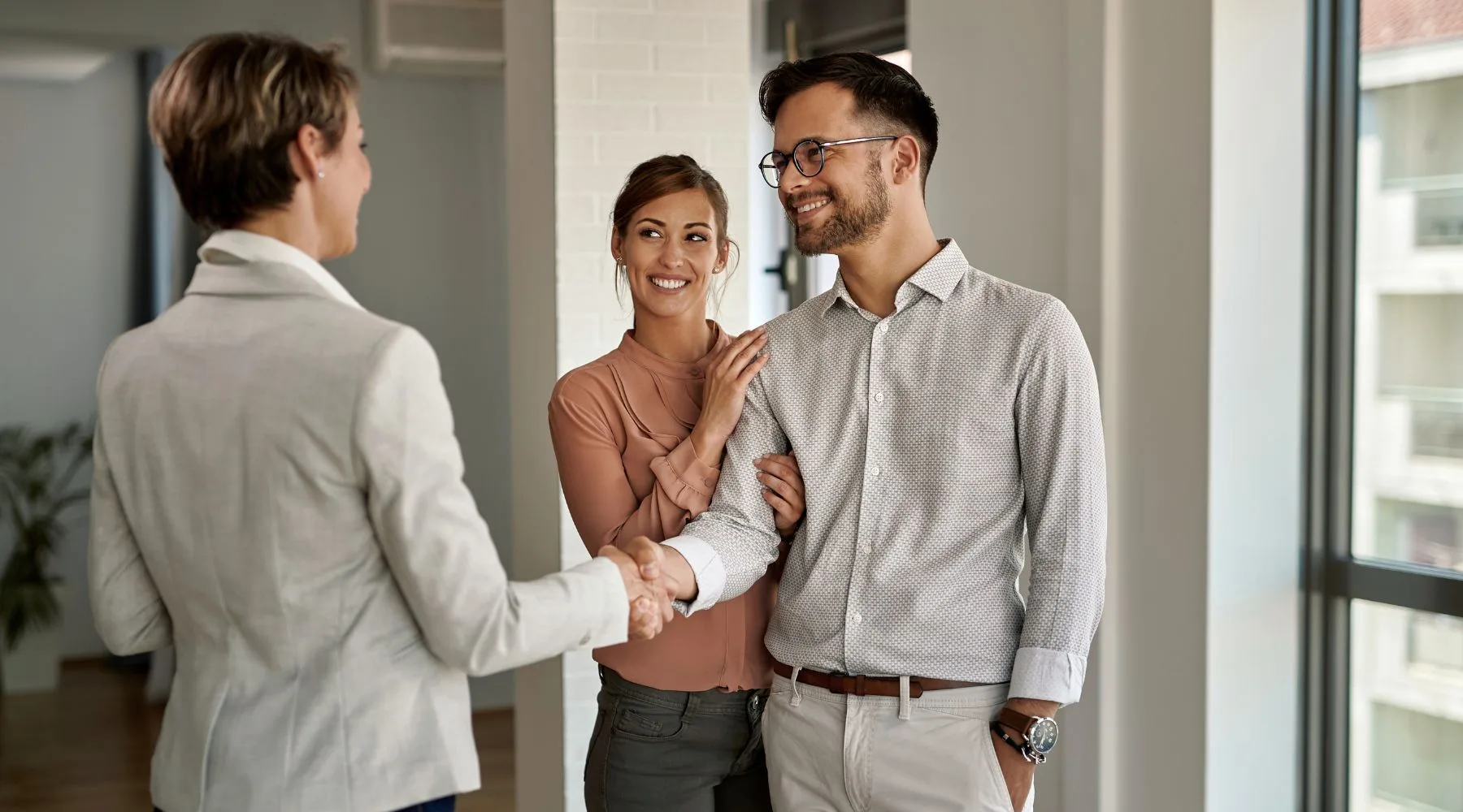 Man_And_Woman_Speaking_To_Estate_Agent_Canva_1800x1000